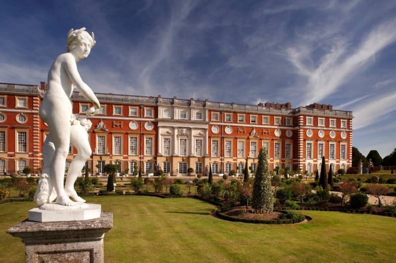 Hampton Court Palace is a historic royal palace built by Cardinal Wolsely and handed to his monarch King Henry VIII in the year 1528.